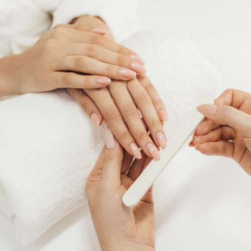 manicura-y-manicurista-hermosa-saludable-con-archivo