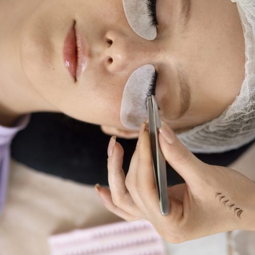 vista-superior-mujer-con-parches-en-los-ojos